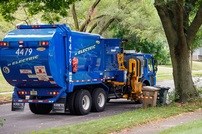 Electric side-loading collection truck